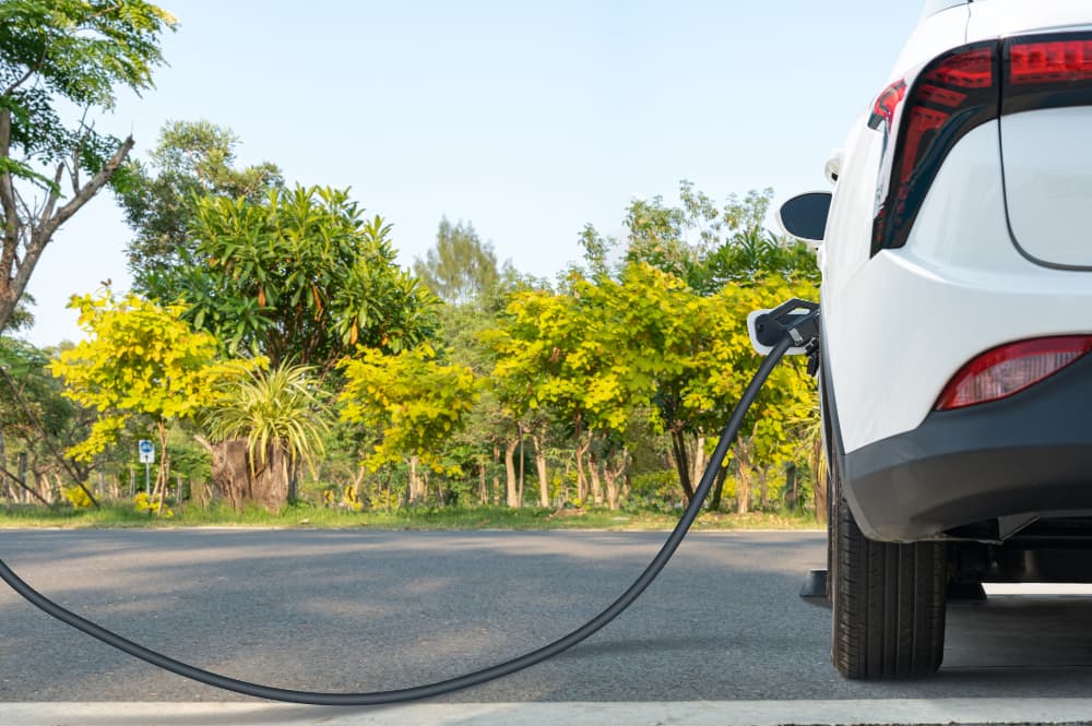 Voiture électrique rechargée sur une prise domestique