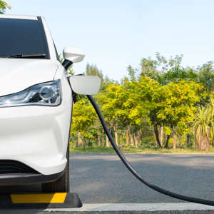 Voiture électrique en train de se recharger