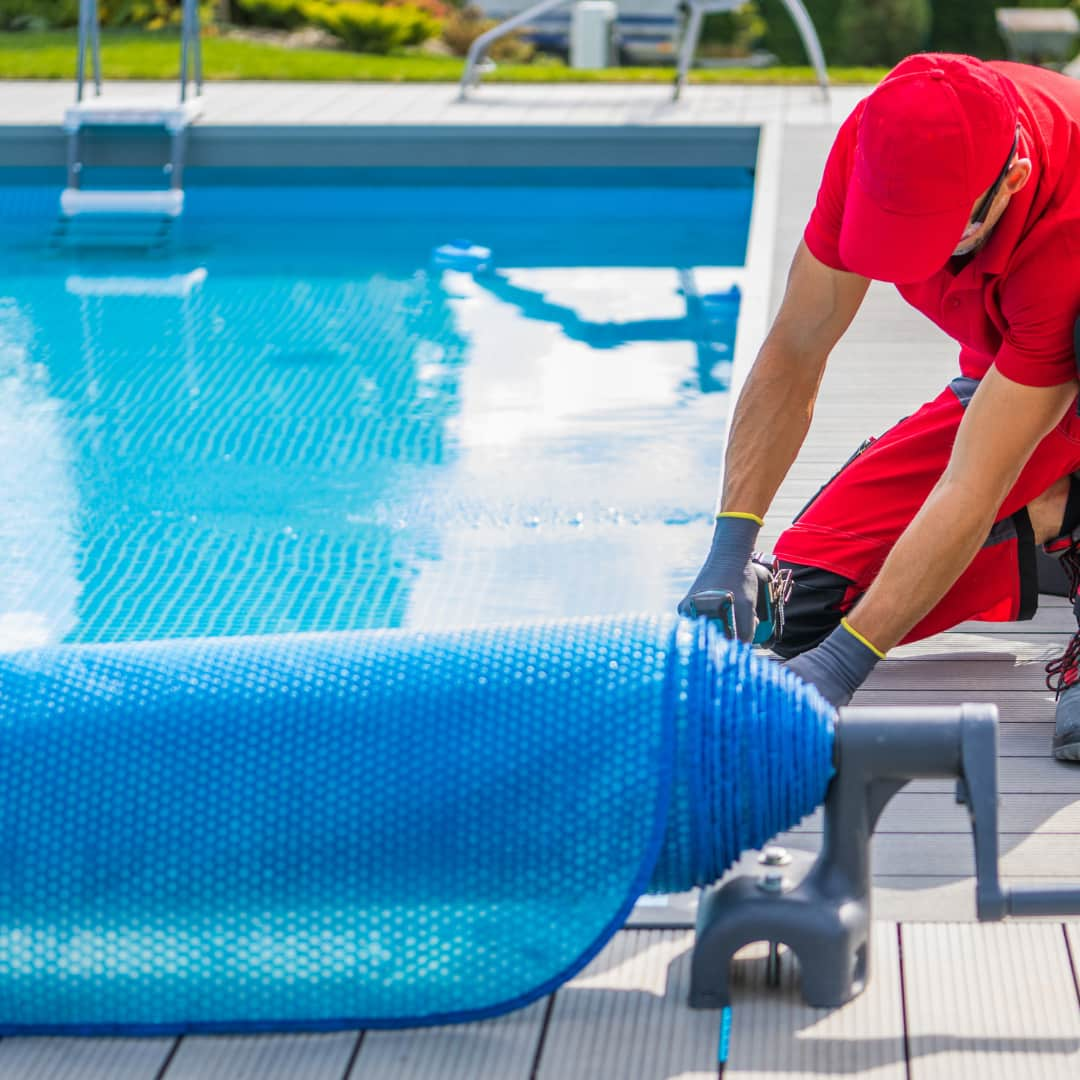 personne en train d'installer des appareils autour d'une piscine