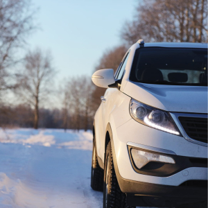 Voiture électrique dans la neige